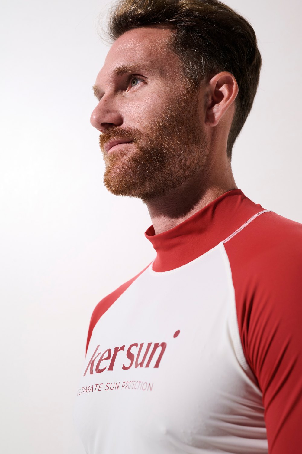 T-shirt de bain anti-UV rouge et blanc pour homme, léger et respirant, UPF 50+ pour activités aquatiques.