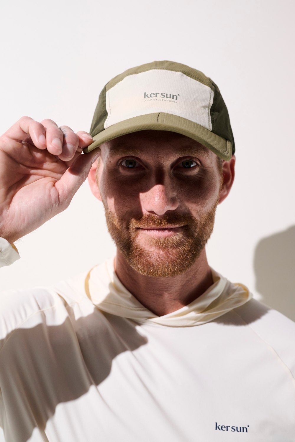 Casquette anti-UV - Sequoia de Ker Sun, vert et beige, portee par un homme pour protection solaire optimale.