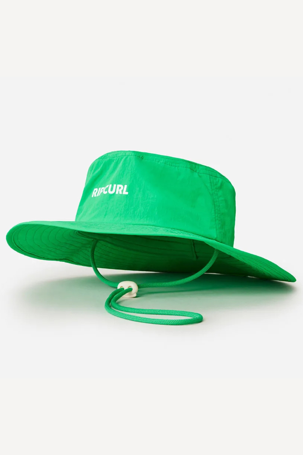 Chapeau anti-UV vert de la marque Rip Curl, léger et respirant, idéal pour les journées ensoleillées à la plage.