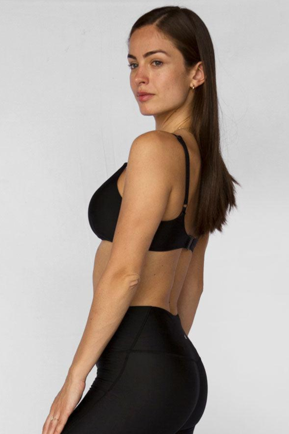 Haut de maillot de bain anti-UV noir UPF50+ pour femme, léger et élégant, idéal pour activités en bord de mer.