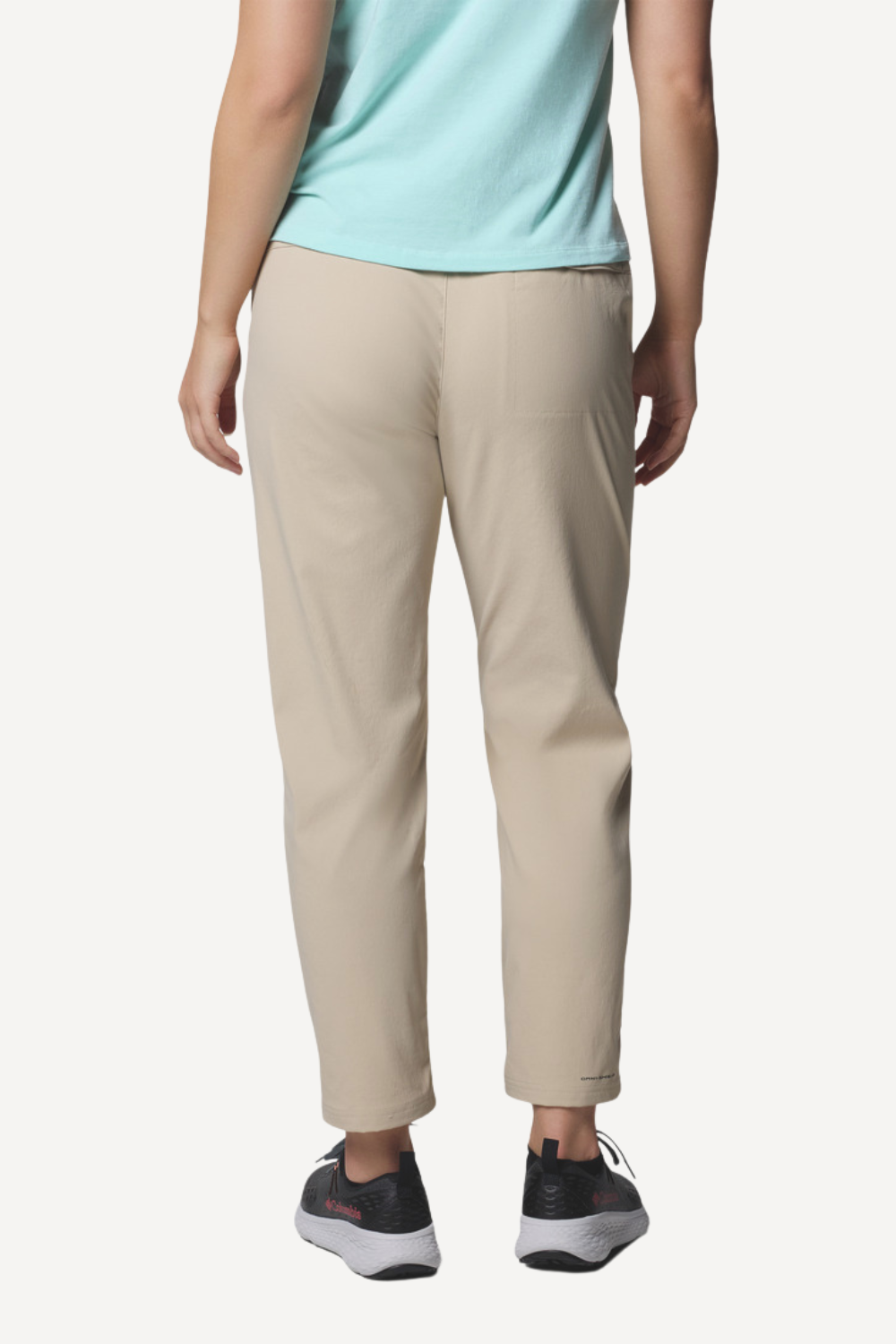 Pantalon anti-UV beige pour femme, léger et confortable avec protection solaire UPF50+.