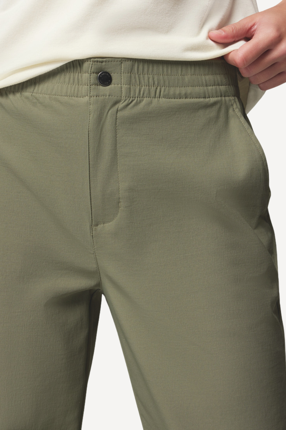 Pantalon anti-UV pour femme, couleur olive, confortable avec poches, idéal pour une protection solaire quotidienne.