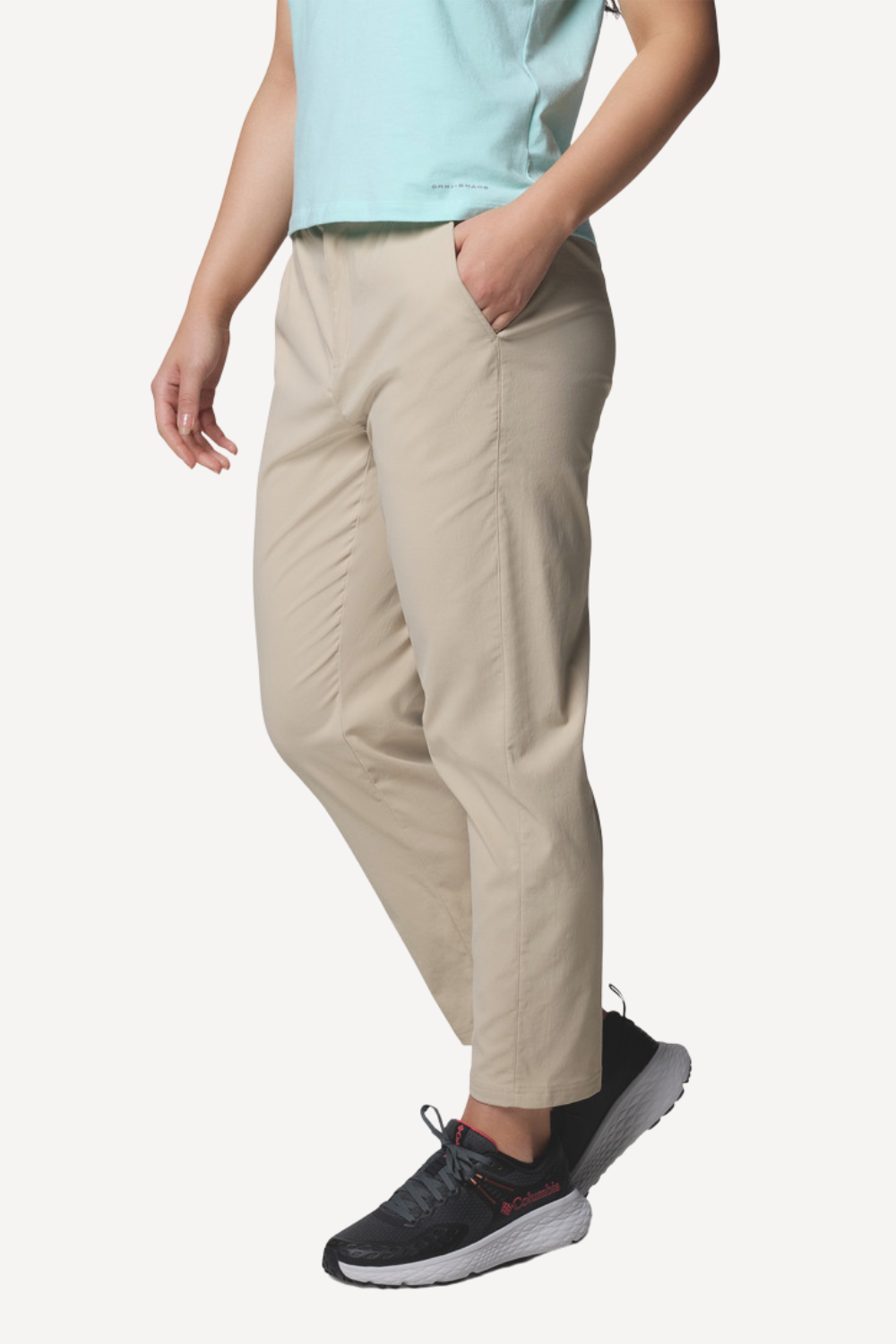 Pantalon anti-UV beige pour femme, coupe confortable avec poches, idéal pour activités en plein air, UPF 50+.