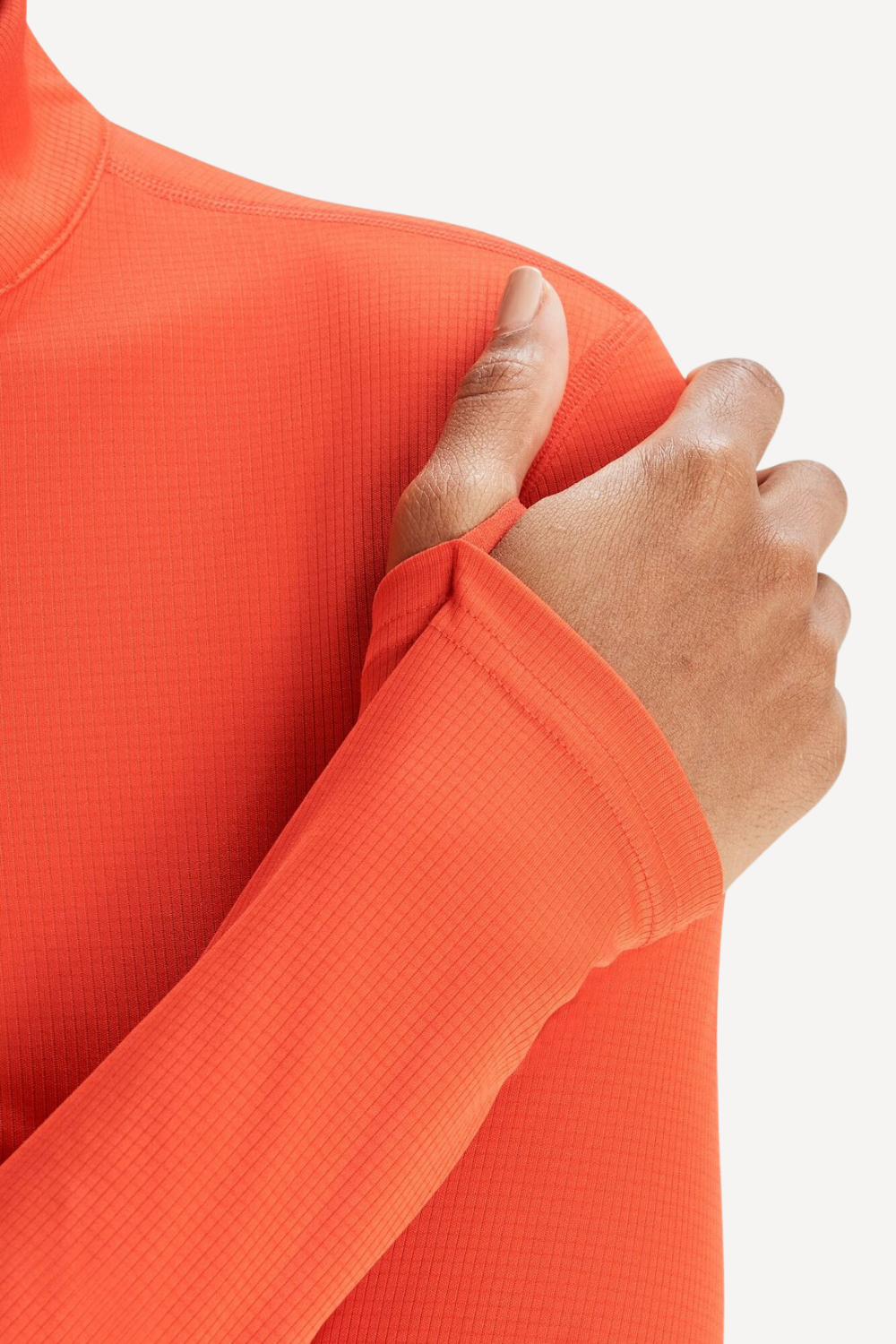 T-shirt anti-UV orange pour femme, à manches longues, UPF 50+, idéal pour une protection solaire active.