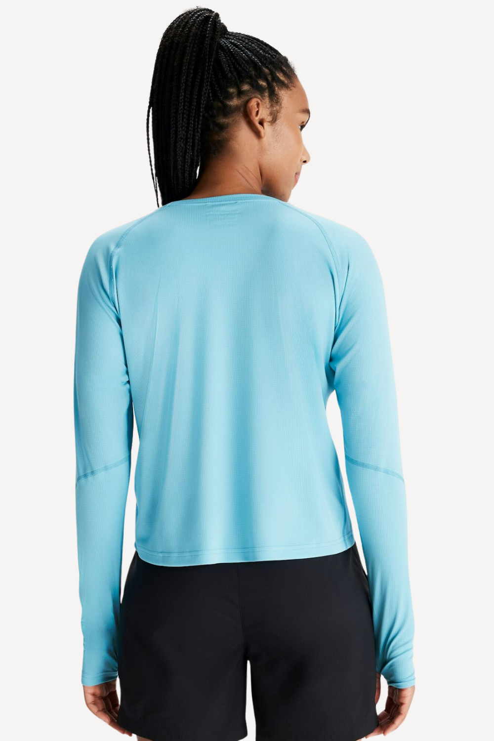 Femme de dos portant un t-shirt anti-UV bleu, léger et respirant, conçu pour la protection solaire au quotidien.