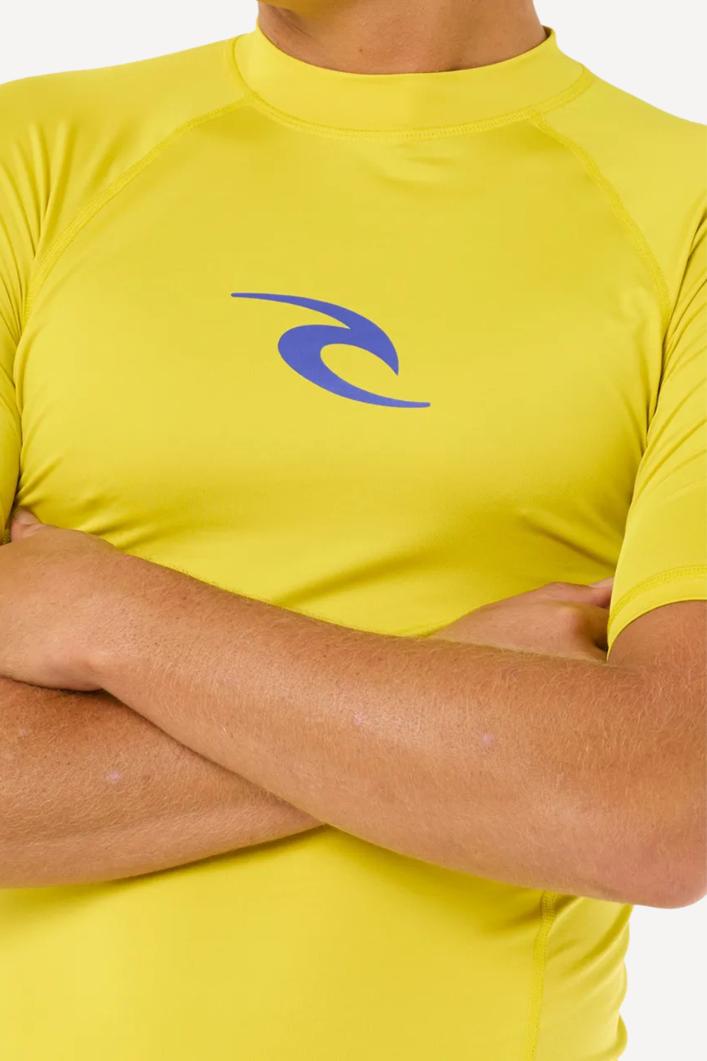 Lycra anti-UV jaune pour homme, léger et respirant, offrant une protection UPF 50+ pour activités aquatiques.