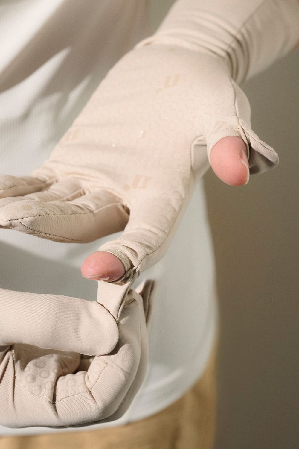 Gants anti-UV beige hommes, légers et confortables, offrant une protection UPF 50+ pour activités en plein air.