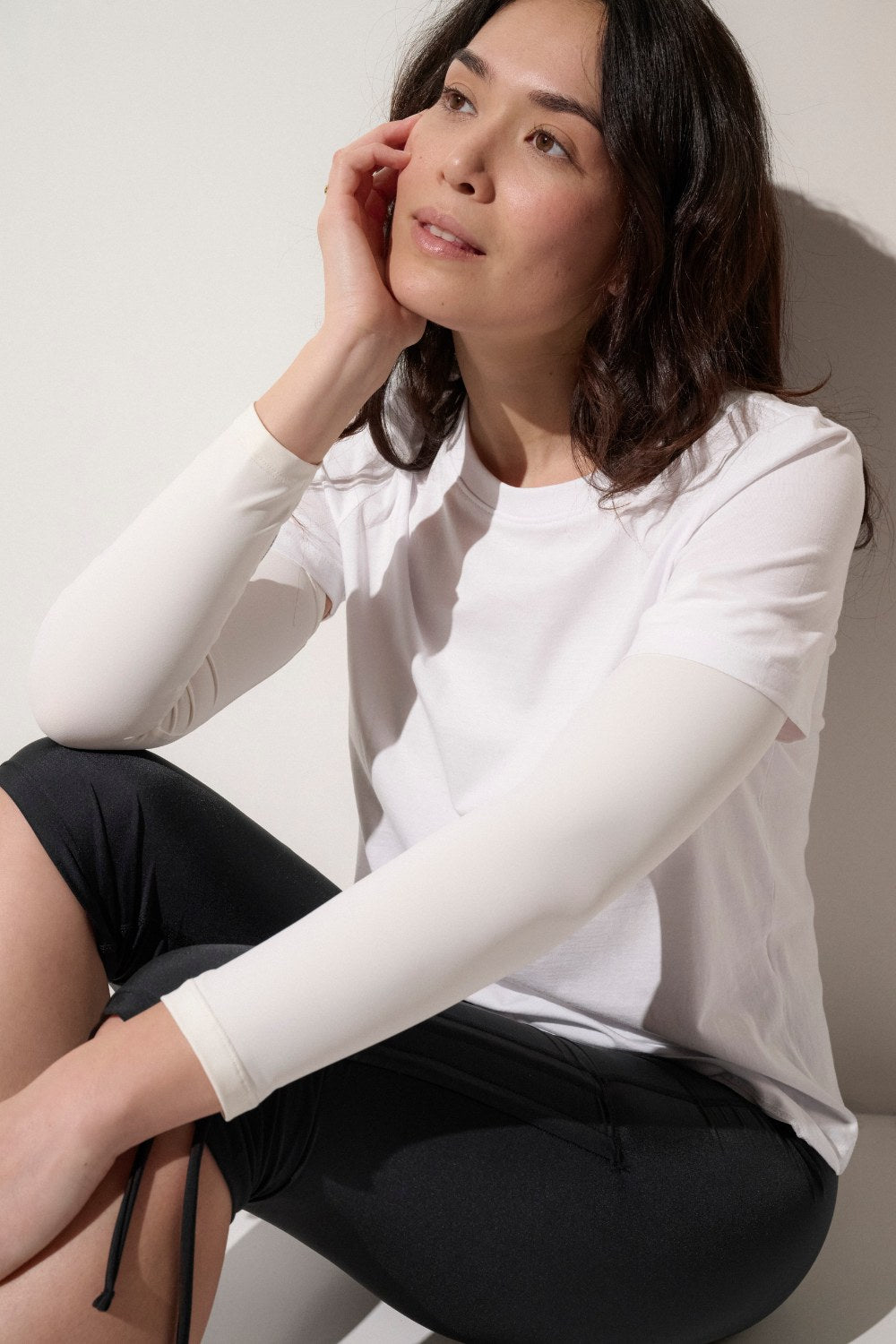 Manchettes anti-UV pour femme, blanc perlé, idéales pour une protection efficace des bras face au soleil