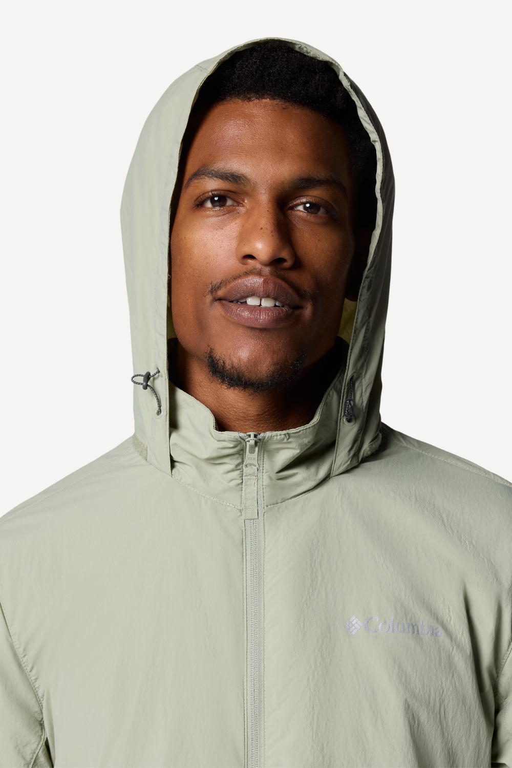 Homme portant une veste coupe-vent anti-UV légère de la marque Columbia, idéale pour la protection solaire UPF 50+.