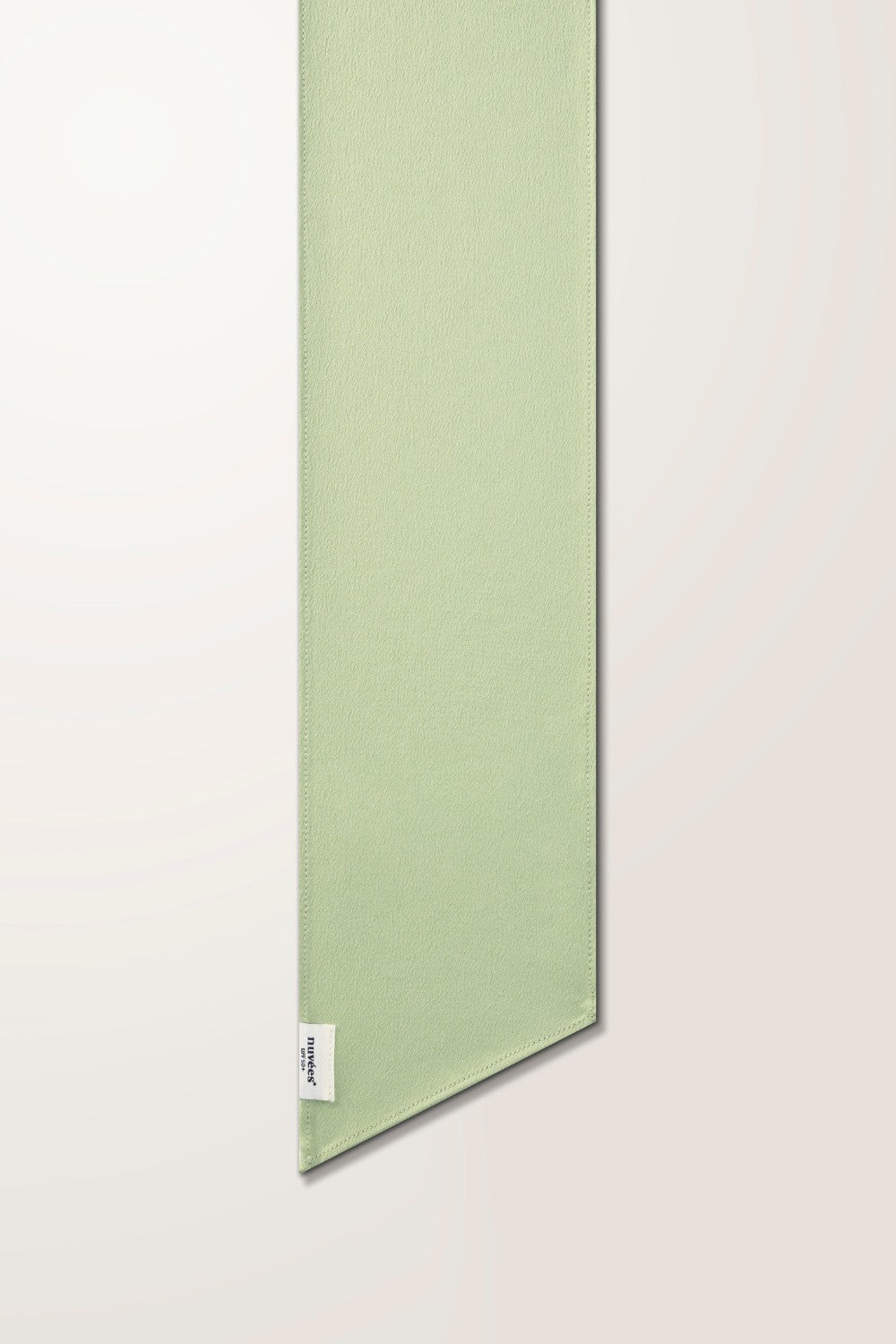 Foulard anti-UV vert clair pour femme, élégant et léger, conçu pour une protection solaire UPF 50+.