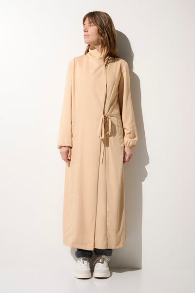 Kimono anti-UV beige pour femme, léger et fluide, offrant une protection solaire UPF50+ lors des promenades.