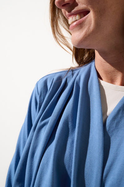 Boléro léger anti-UV bleu pour femme, offrant protection solaire élégante et confort au quotidien.