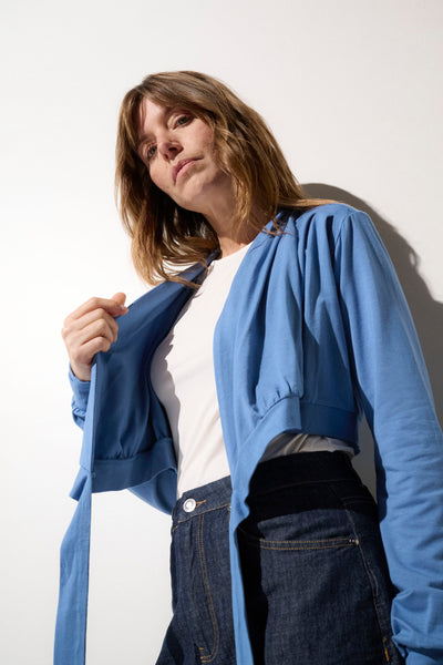 Boléro anti-UV léger bleu pour femme, offrant confort et élégance avec protection solaire UPF50+.