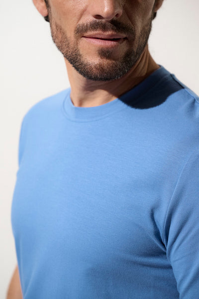 T-shirt anti-UV bleu pour homme, léger et élégant, offrant une protection solaire UPF50+ pour un confort quotidien.