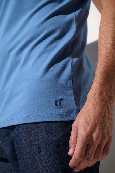 T-shirt anti-UV bleu pour homme, léger et confortable, offrant une protection solaire UPF 50+. Idéal pour le plein air.