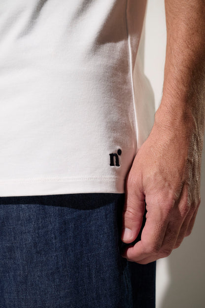 T-shirt anti-UV blanc pour homme avec logo, léger et respirant, idéal pour une protection solaire quotidienne.