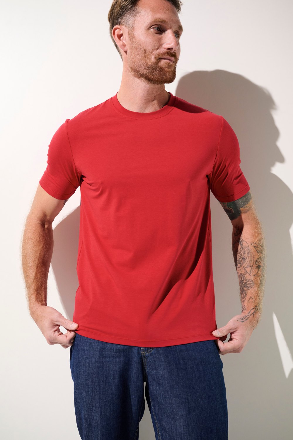 T-shirt anti-UV rouge pour homme, léger et élégant, UPF 50+ pour protection solaire quotidienne.