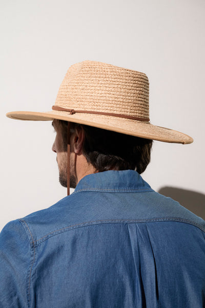 Chapeau anti-UV en paille beige pour homme, protection solaire UPF 50+, idéal pour les activités en extérieur.