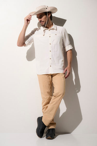 Homme portant un chapeau anti-UV beige et une chemise légère, élégante, UPF50+, idéale pour outdoor.