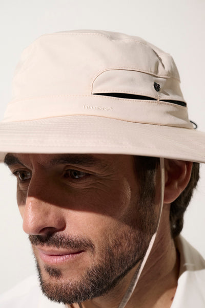 Chapeau anti-UV beige UPF50+ pour homme, idéal pour randonnées en plein air et protection solaire.