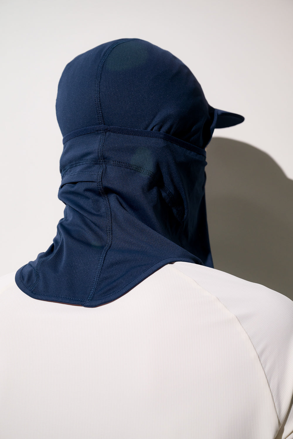 Cagoule visière anti-UV - Ventoux bleu marine, légère et respirante, parfaite pour les activités sportives en plein soleil.