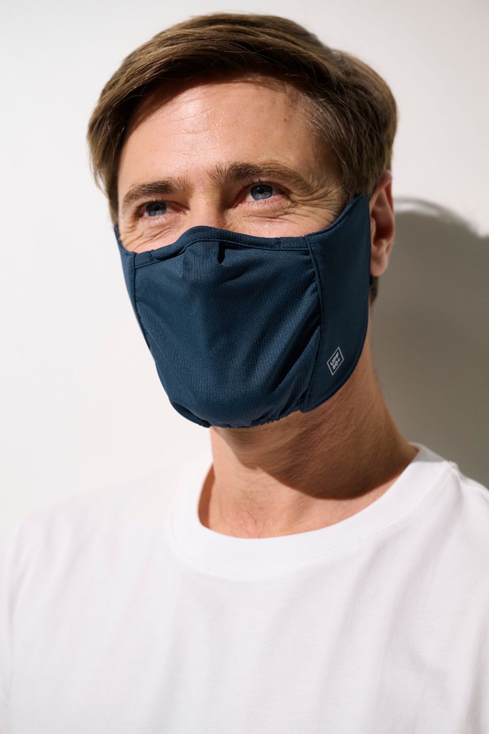 Masque anti-UV - Mojave pour homme, tissu respirant et ajustable, couleur bleue, offrant une protection solaire efficace.