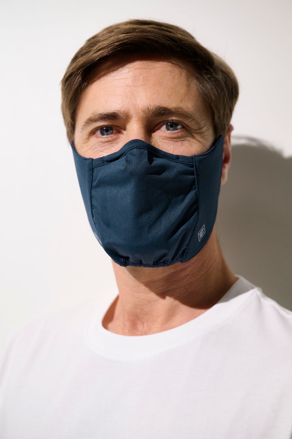 Masque anti-UV Mojave bleu pour homme, réglable et respirant, offrant une protection solaire UPF 50+.