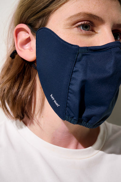 Masque anti-UV - Mojave en bleu marine pour femme, tissu léger, respirant et ajustable, protection solaire efficace.