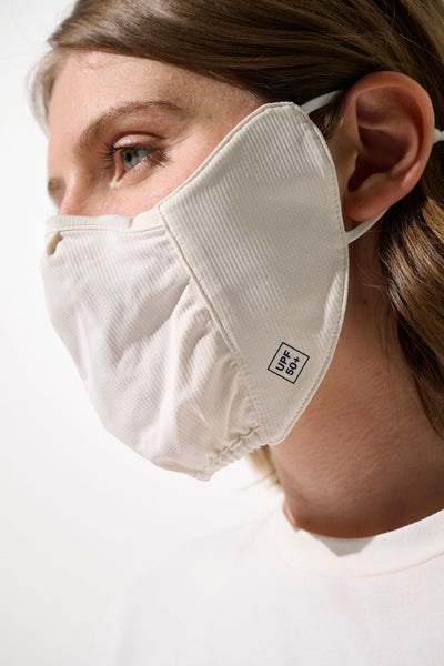 Masque anti-UV - Mojave en beige avec étiquette UPF 50+, idéal pour la protection solaire féminine.