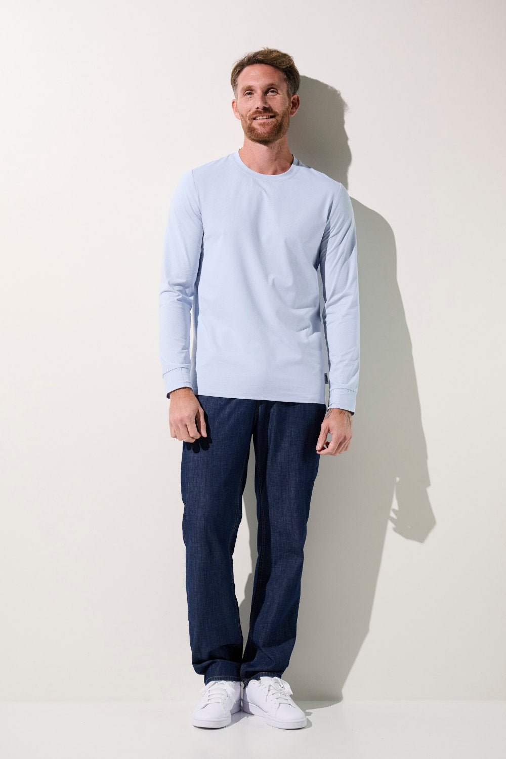 Homme portant un t-shirt anti-UV - Saint-Malo bleu clair, léger et confortable pour activités extérieures.