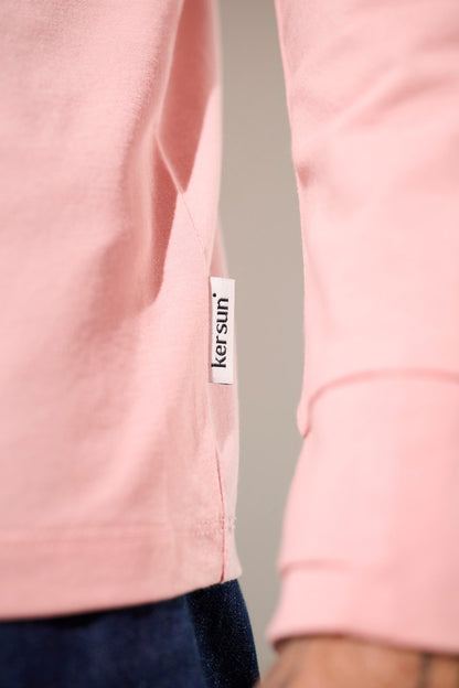 Détail d'un t-shirt anti-UV Saint-Malo en rose, marque Ker Sun, léger et confortable.