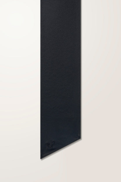 Foulard anti-UV noir pour femme, léger et élégant, conçu pour une protection solaire UPF50+ avec chapeaux Nuvées.