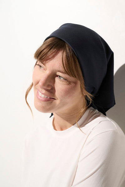 Foulard anti-UV - Positano en noir, porté par une femme pour une élégance et protection solaire quotidienne.