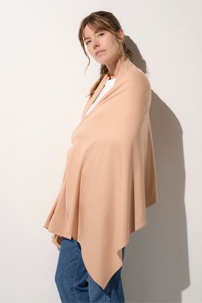 étole anti-UV femme beige, certifiée UPF 50+, idéale pour protéger sa peau du soleil tout au long de la journée.