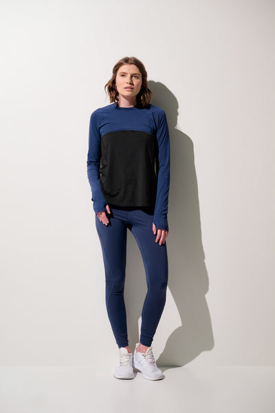 Femme portant un shrug anti-UV - Sequoia, manches longues, coloris bleu et noir, idéal pour le sport, UPF 50+.