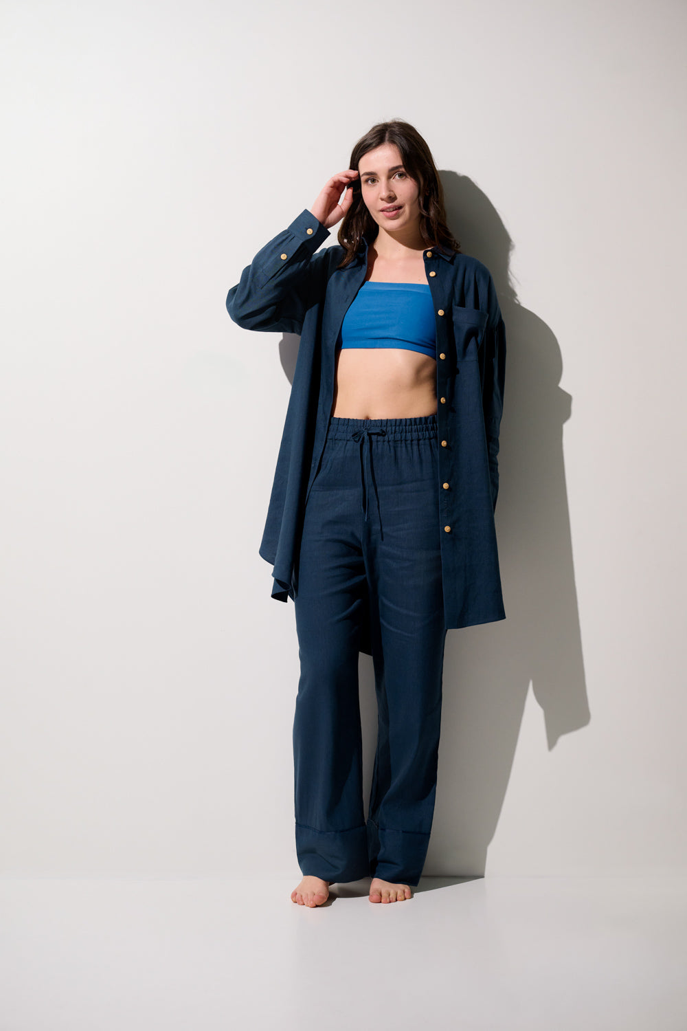 Chemise longue anti-UV - Sylt navy pour femme, associée à un top, idéale pour une protection solaire élégante.