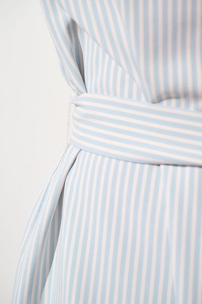 Détail de la robe anti-UV - Sylt à rayures bleues, légère et élégante, offrant protection solaire UPF 50+.