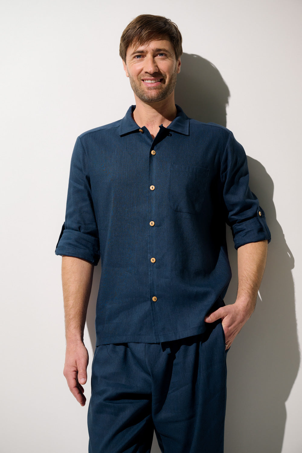 Chemise anti-UV Sylt pour homme, en lin bleu, légère et confortable pour sorties quotidiennes.