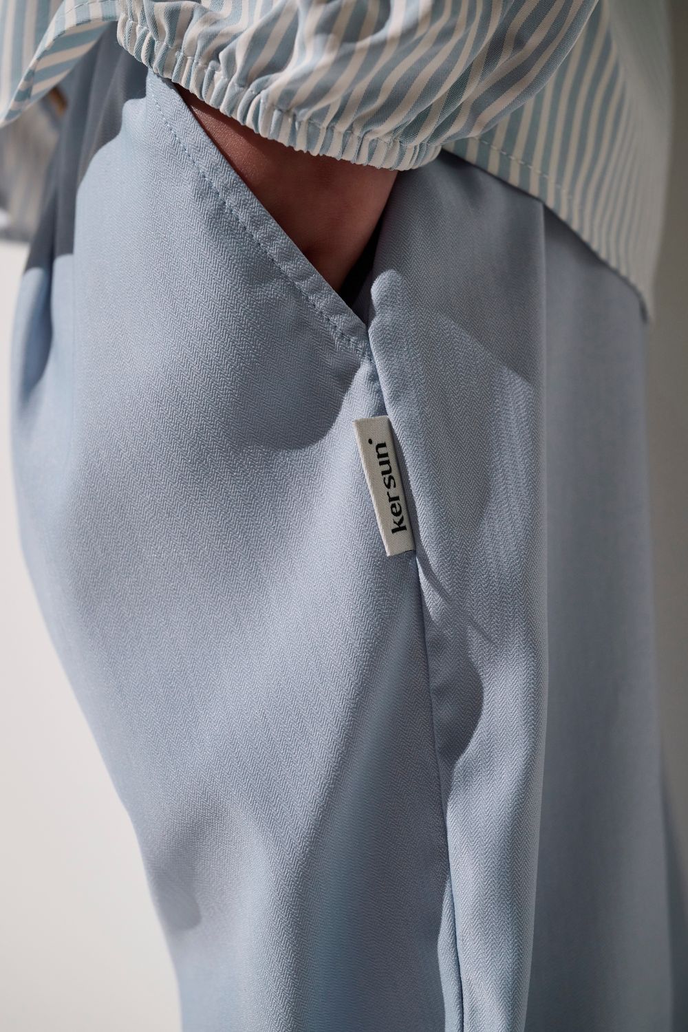 Pantalon anti-UV - Faro en bleu léger, de la marque Ker Sun, avec poche et protection solaire UPF 50+.