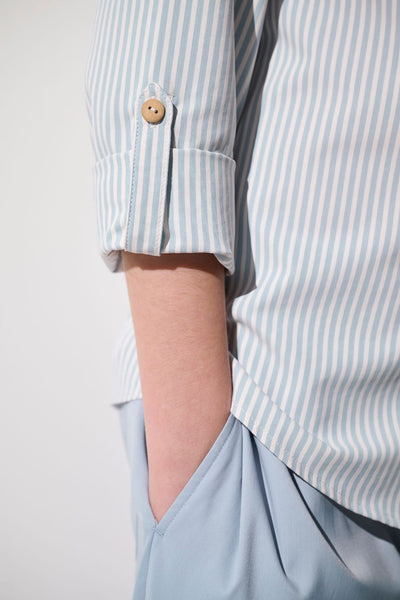 Chemise anti-UV - Sylt rayée bleue, légère avec manches longues, idéale pour une protection solaire élégante.