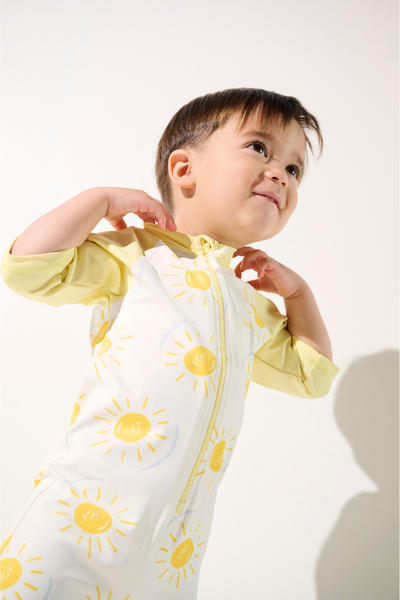 Combinaison de bain anti-UV - Pacific pour enfant, manches longues, UPF 50+, design ensoleillé.