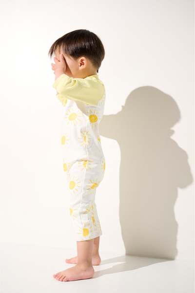 Combinaison de bain anti-UV - Pacific pour enfant, manches longues, léger avec des motifs de soleil, idéale pour la plage.