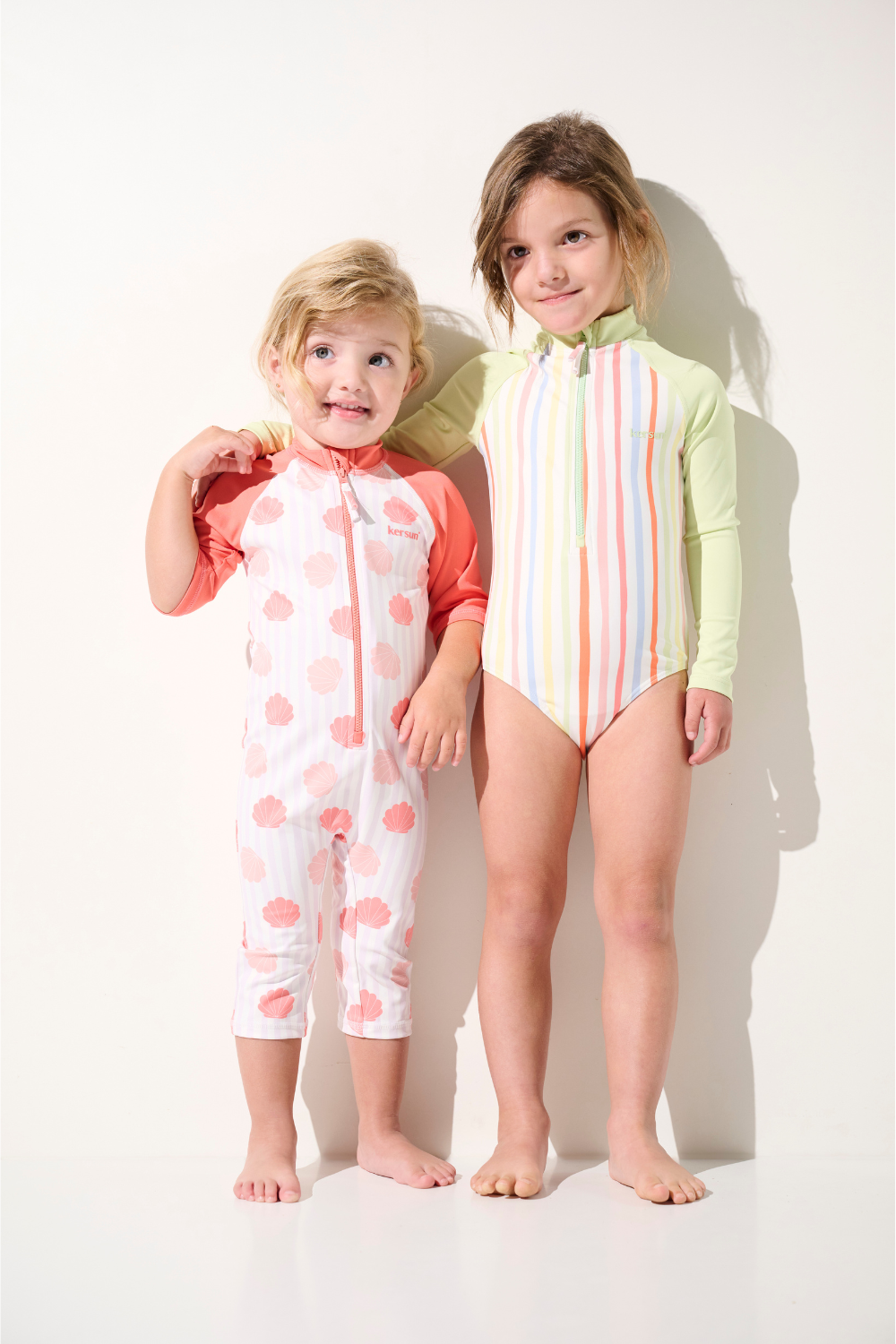 Maillot de bain anti-UV manches longues - Flores pour enfants, léger et UPF 50+, parfait pour les activités aquatiques.