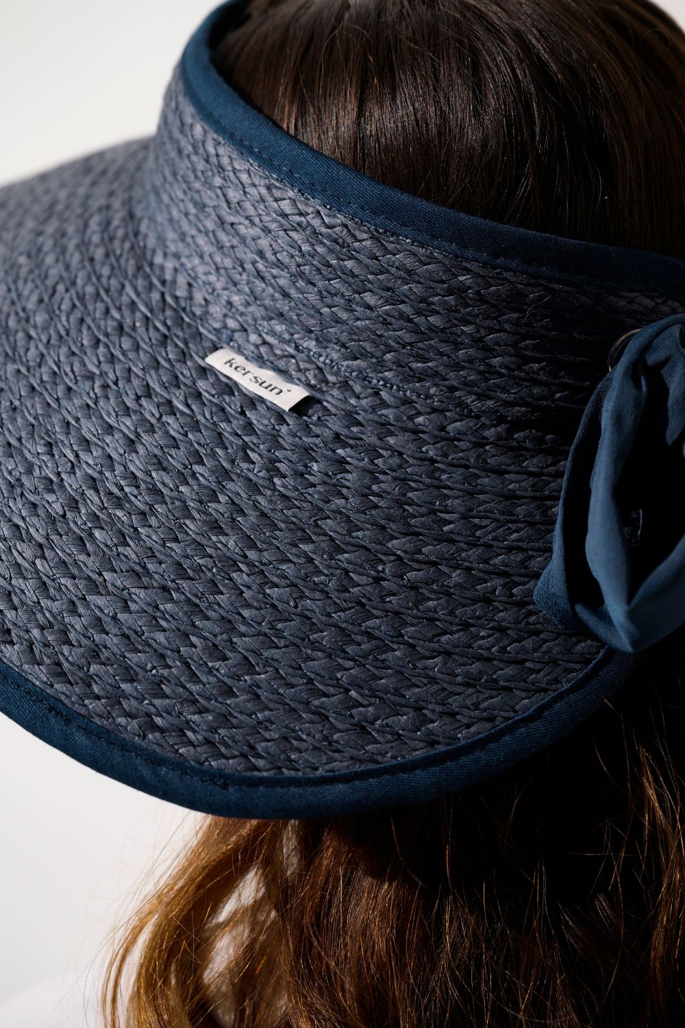 Visière anti-UV Rimini en paille bleue pour femme, protection solaire élégante et confortable.