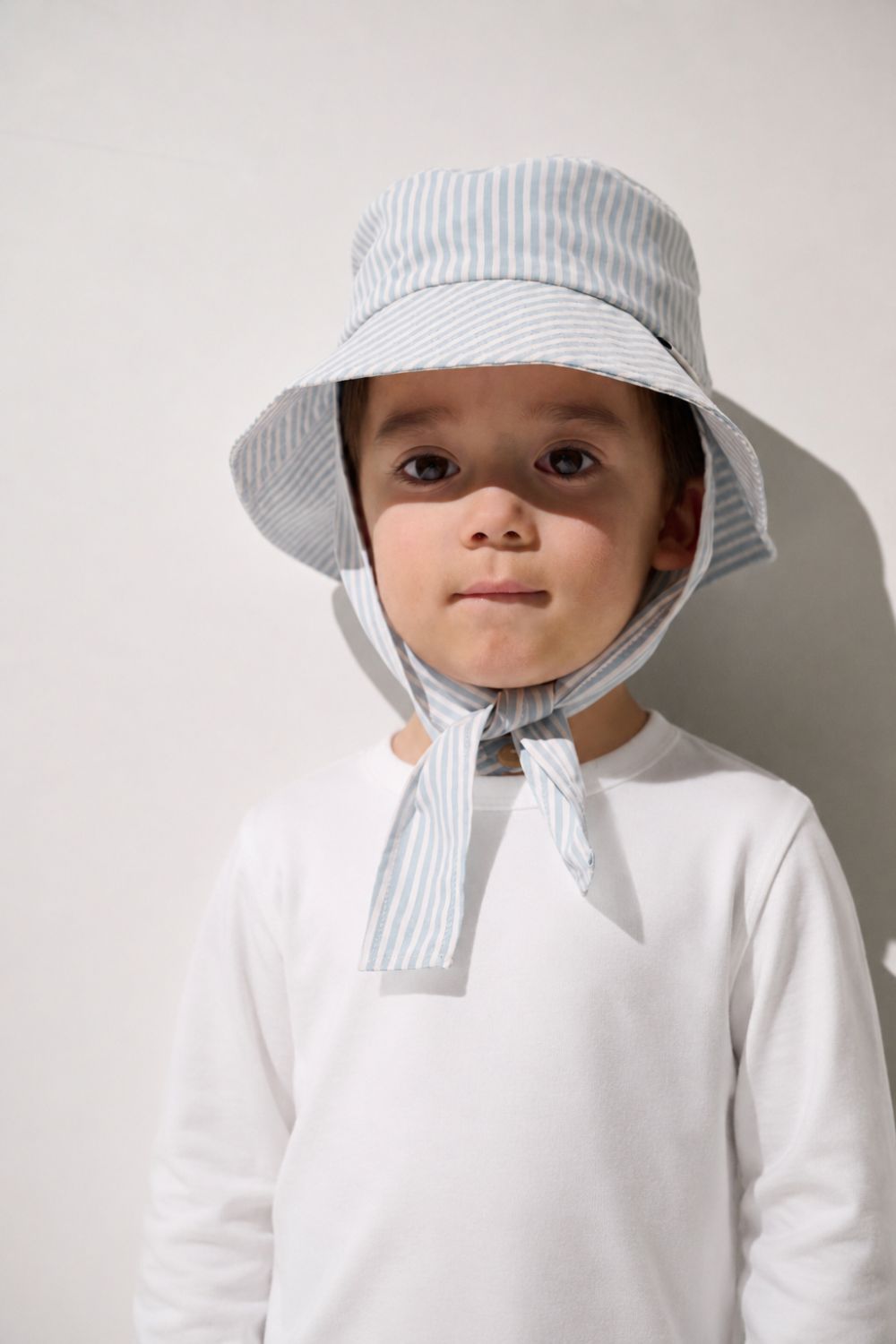 Bob anti-UV - Sylt bleu rayé pour enfant, léger et pratique, offrant une protection solaire UPF 50+.