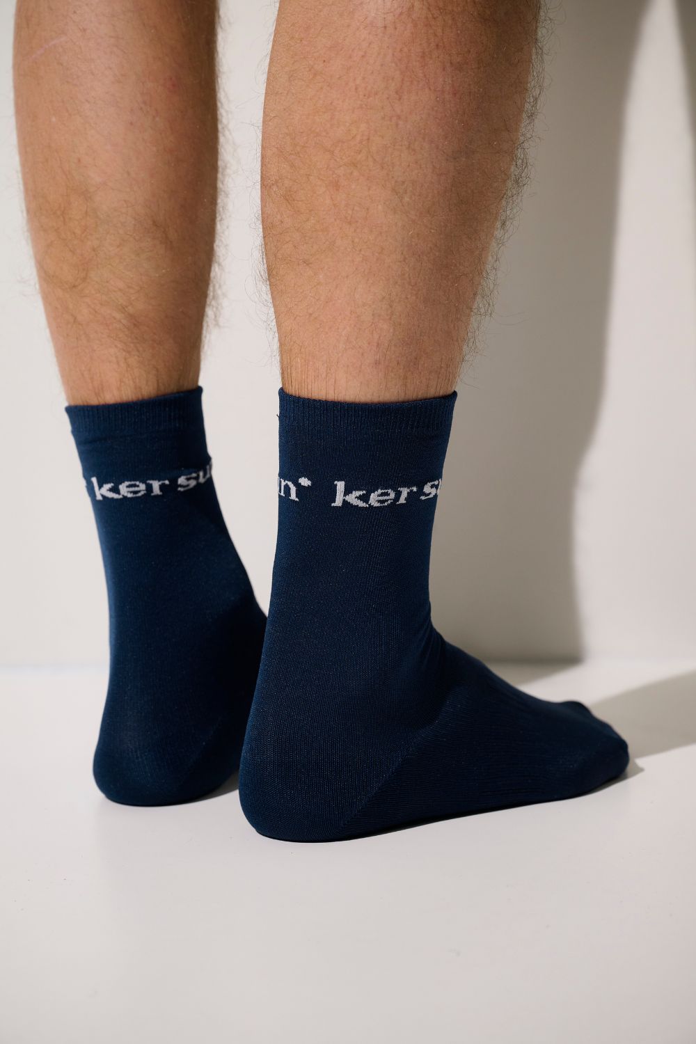 Chaussettes anti-UV - Mojave en bleu marine, légères et UPF 50+, parfaites pour la protection solaire au quotidien.