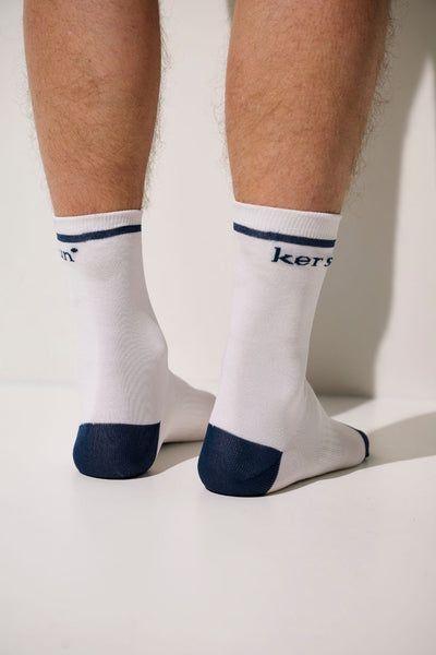Chaussettes anti-UV - Mojave blanches avec accents bleu marine, protection solaire UPF 50+ pour homme.
