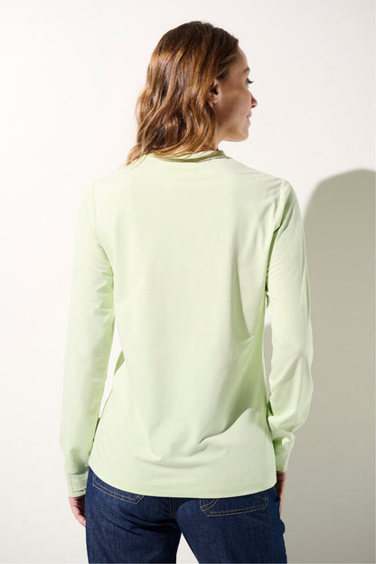 T-shirt anti-UV vert clair pour femme, manches longues, UPF 50+, idéal pour des activités extérieures.