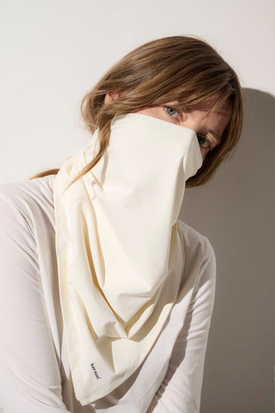 Bandana anti-UV blanc pour femme, léger et respirant, offrant une protection solaire UPF 50+ pour les activités de plein air.