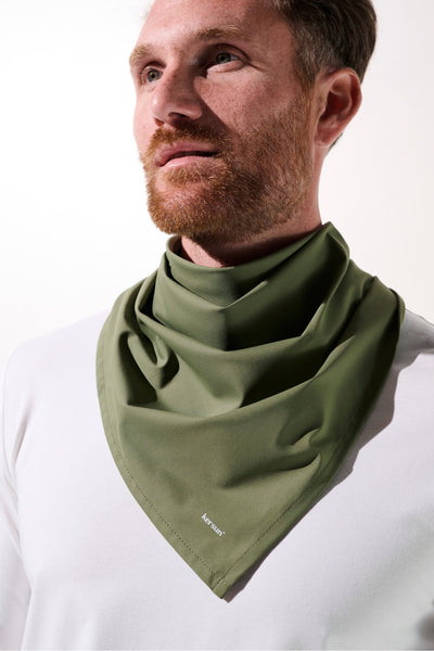 Bandana anti-UV vert olive UPF 50+, porté par un homme, idéal pour les activités outdoor et la protection solaire.